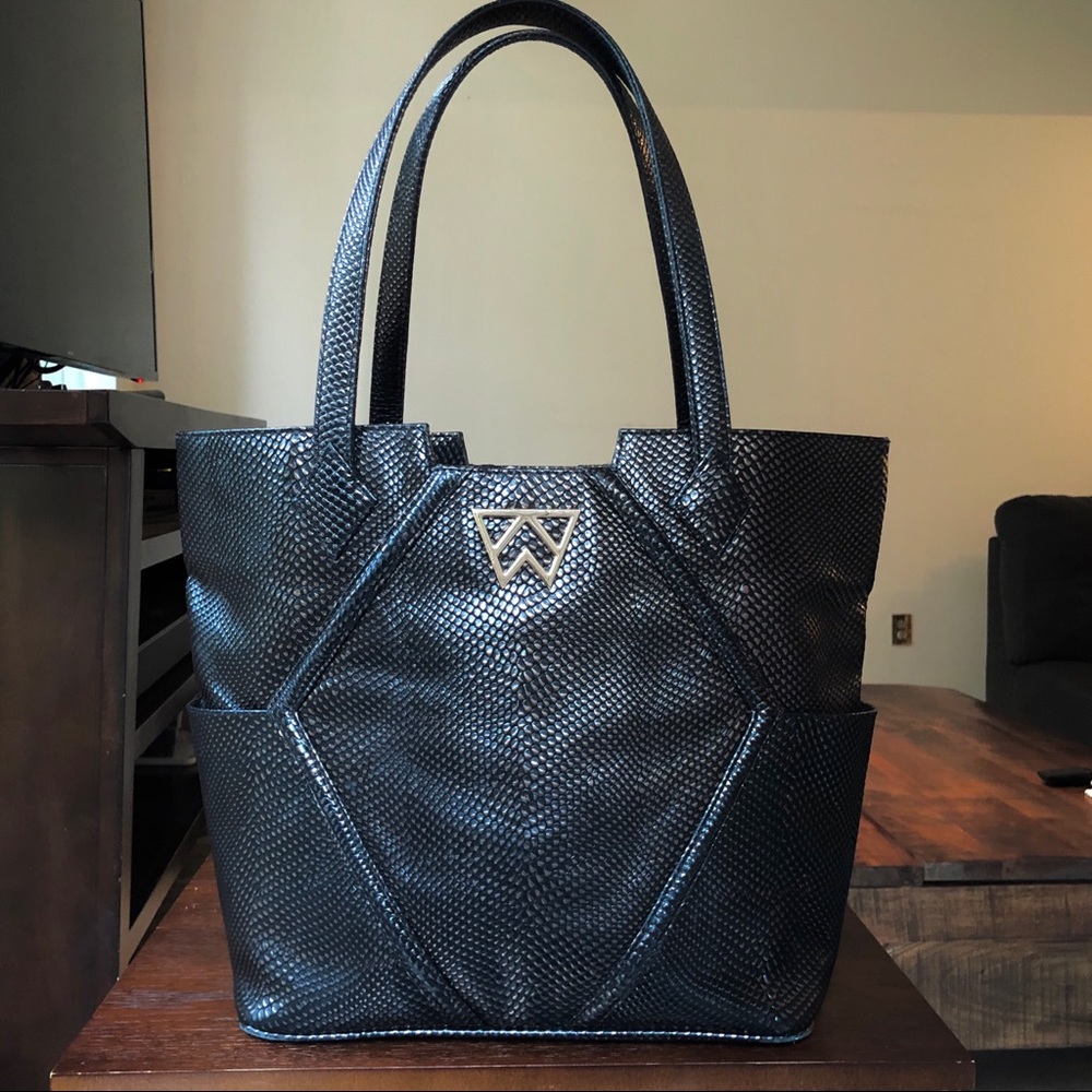 Kelly Wynne Paint the Town Tote in Scorpion Queen